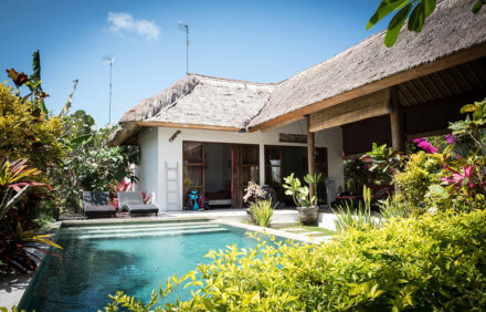 Modern Vila with Shared Pool By the Beach